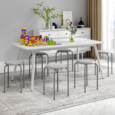 Ensemble de 6 tabourets empilables avec sièges rembourrés, tabourets empilables rembourrés de hauteur standard de 17 pouces avec surface en cuir, tabourets gigognes ronds portables pour la cuisine intérieure / extérieure, couleur assortie, paquet de 6