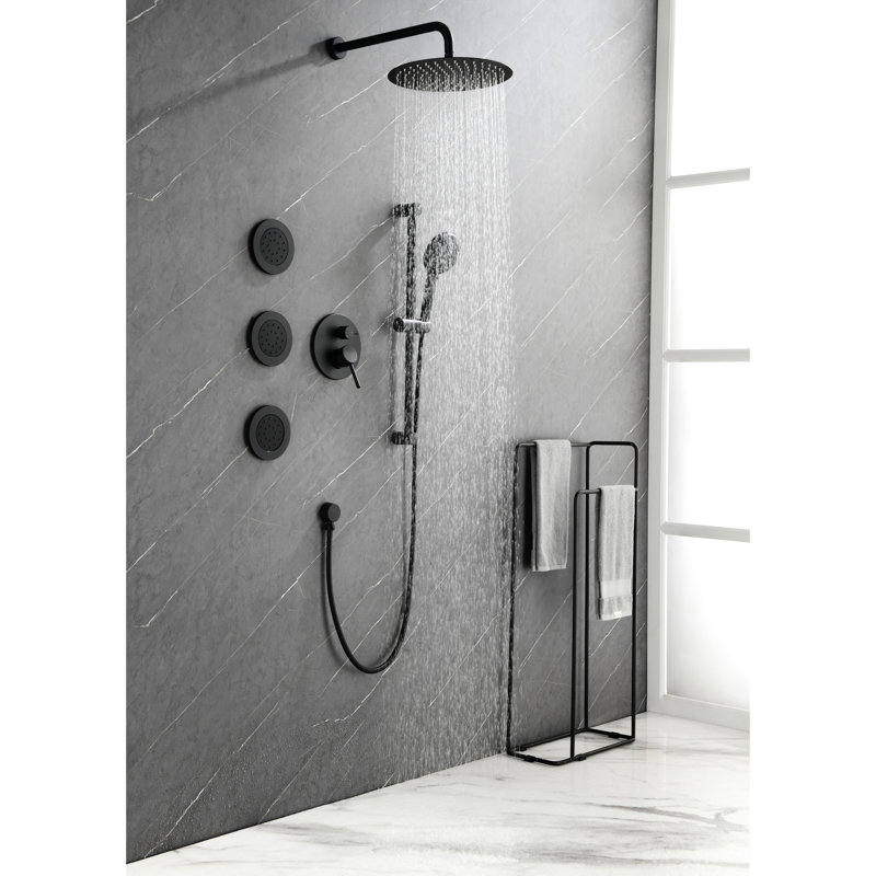 Système de douche noir mat avec différentes options. Tête, douche à main, barre coulissante, jets de corps. Buse autonettoyante. Laiton. Utilitaires muraux riches. Fixé. Laiton