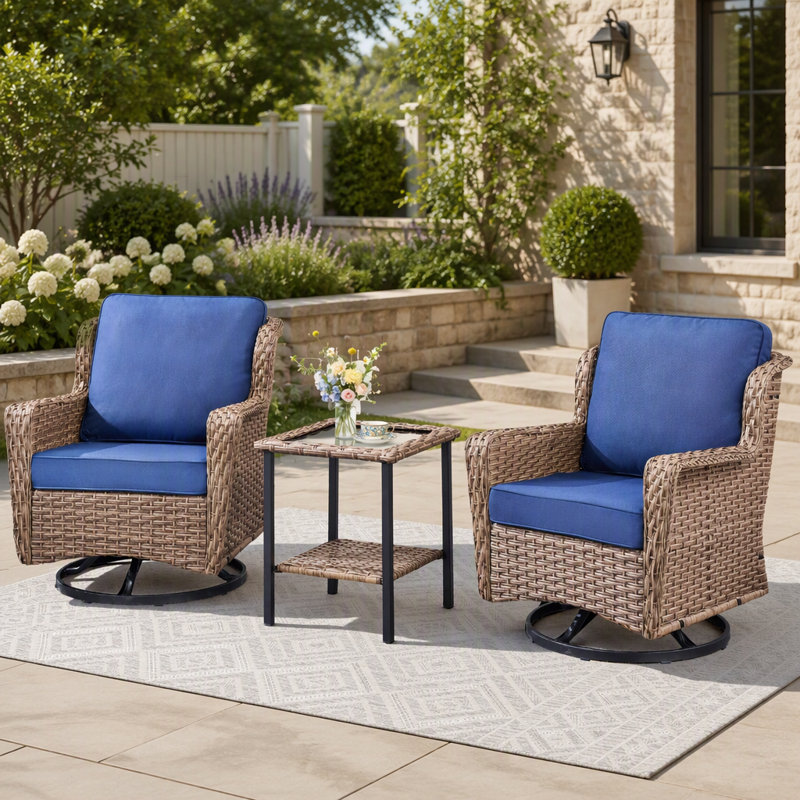Ensemble de deux fauteuils pivotants à bascule en osier pour l'extérieur, avec table d'appoint et coussins épais, idéal pour se détendre sur la terrasse.