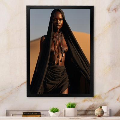 Femme tribale africaine sans grâce du désert