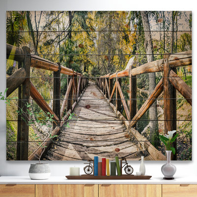 Pont en bois dans la forêt - reproduction de photo