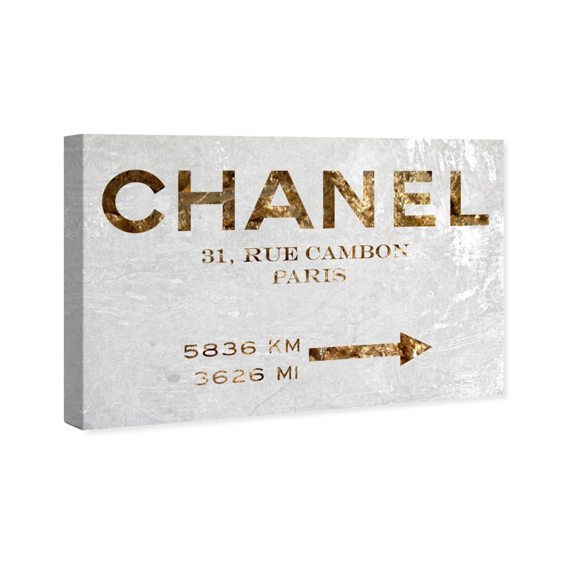 «Fashion and Glam Couture Road Sign», peinture sur toile, H 30 po x l 45 po, Toile tendue, Sans cadre
