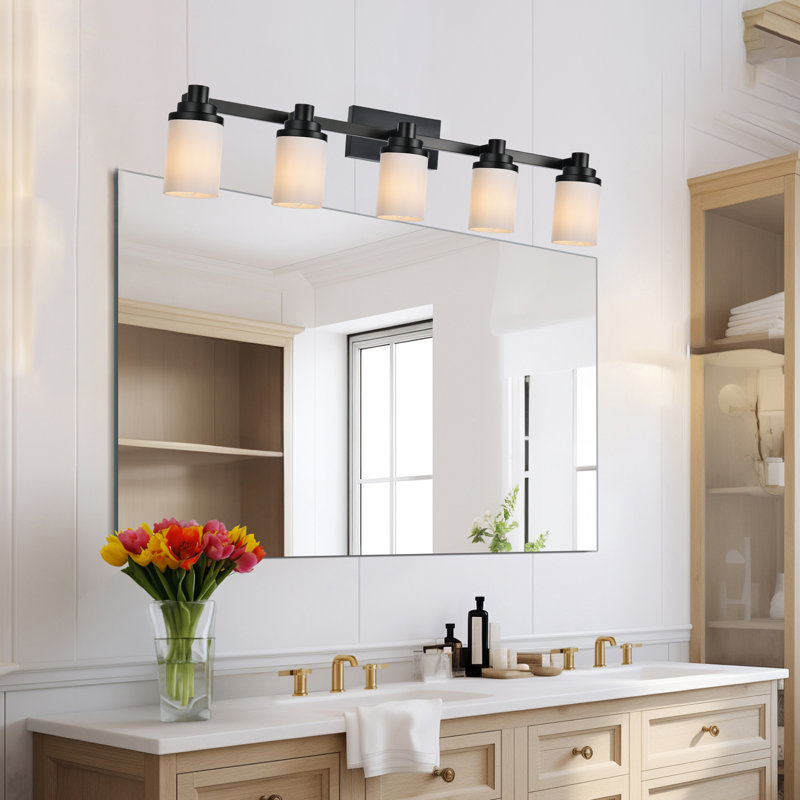 Luminaires de salle de bain 5 lumières au-dessus d'un miroir, lumières de meuble-lavabo noires pour appliques murales de salle de bain avec abat-jour en verre blanc laiteux, douille E26 (ampoules non incluses)
