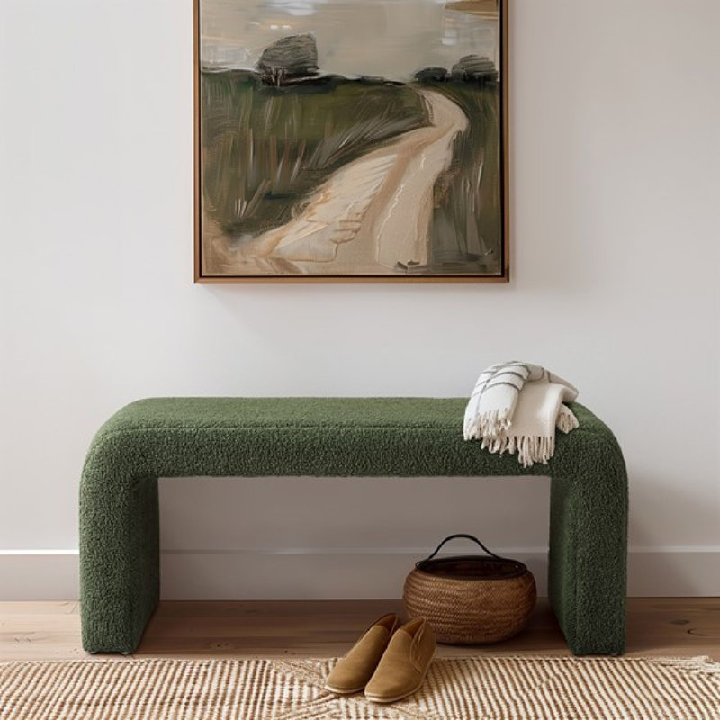 Banc élégant avec cascade et entrée moderne pour chambre à coucher