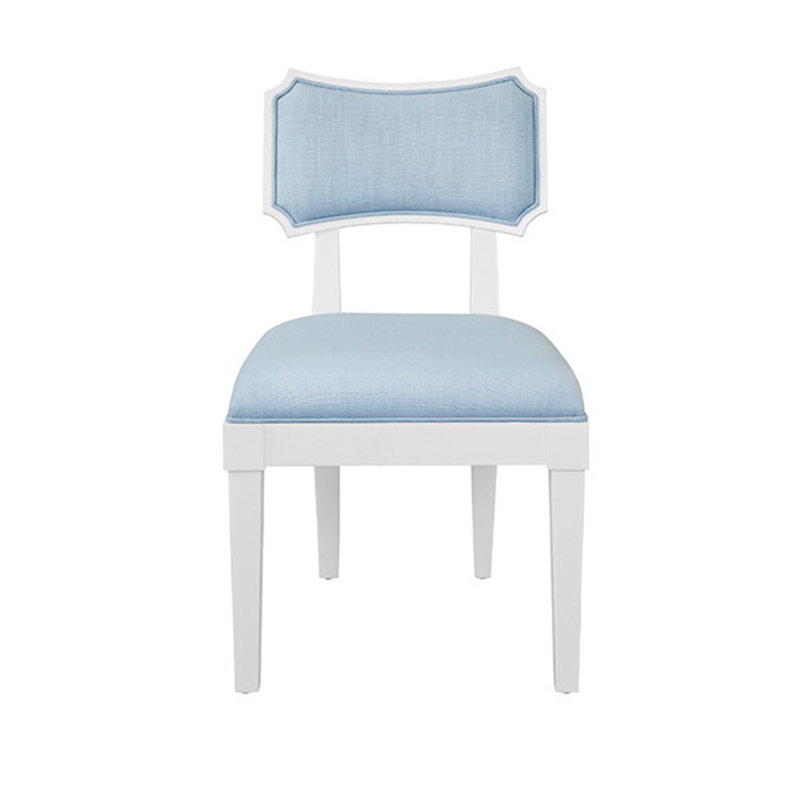 Chaise de salle à manger à dossier arqué, laquée blanche mate, avec revêtement en lin bleu pâle performant.