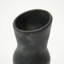 Vase en argile Longpi fait à la main avec finition noire naturelle, céramique traditionnelle au feu de joie pour une décoration florale élégante et un décor culturel.