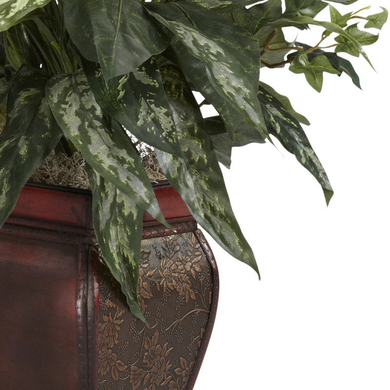 Mélange de plantes vertes dans un vase décoratif Anthurium