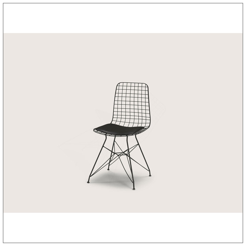 Chaise de salle à manger Zen Wire, conception ergonomique avec structure en métal noir et coussins en cuir pour le confort, 1