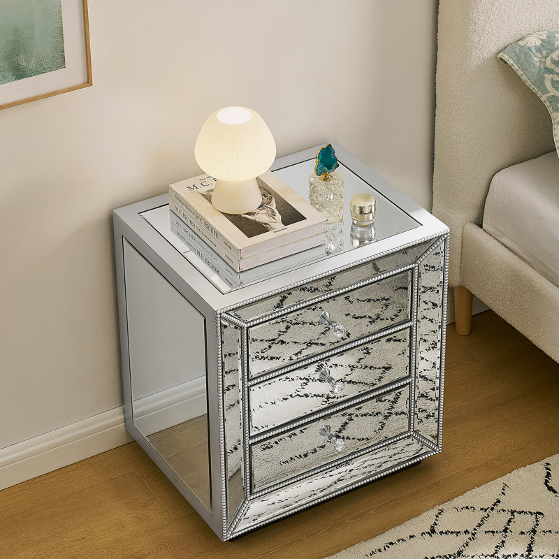 Armoire à trois tiroirs avec finition miroir en perles