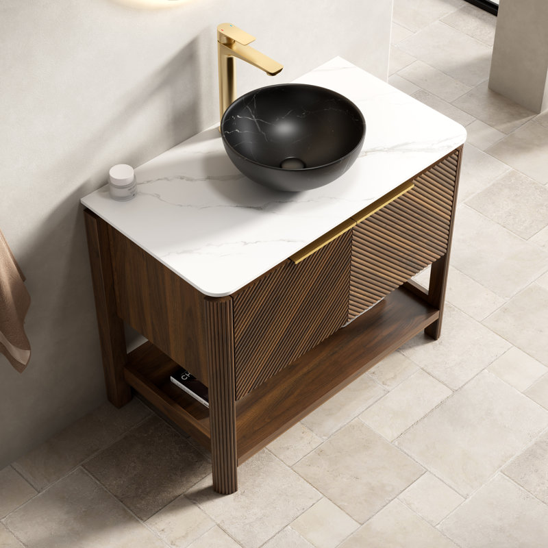 Meuble-lavabo de salle de bain 36 po Indigo, armoire de rangement autoportante en contreplaqué avec 2 portes diagonales et tablette ouverte, lavabo en céramique à motif de pierre noire et plateau en pierre frittée blanc de Carrare, grain de bois noyer foncé