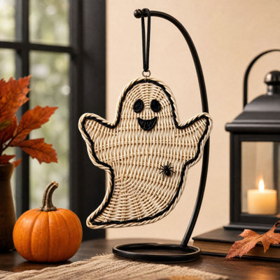 Décoration d'Halloween : fantôme en rotin artificiel suspendu, pendentif fantôme en plastique tressé avec petits détails aranéides, décoration murale bohème pour foyer ou porte.