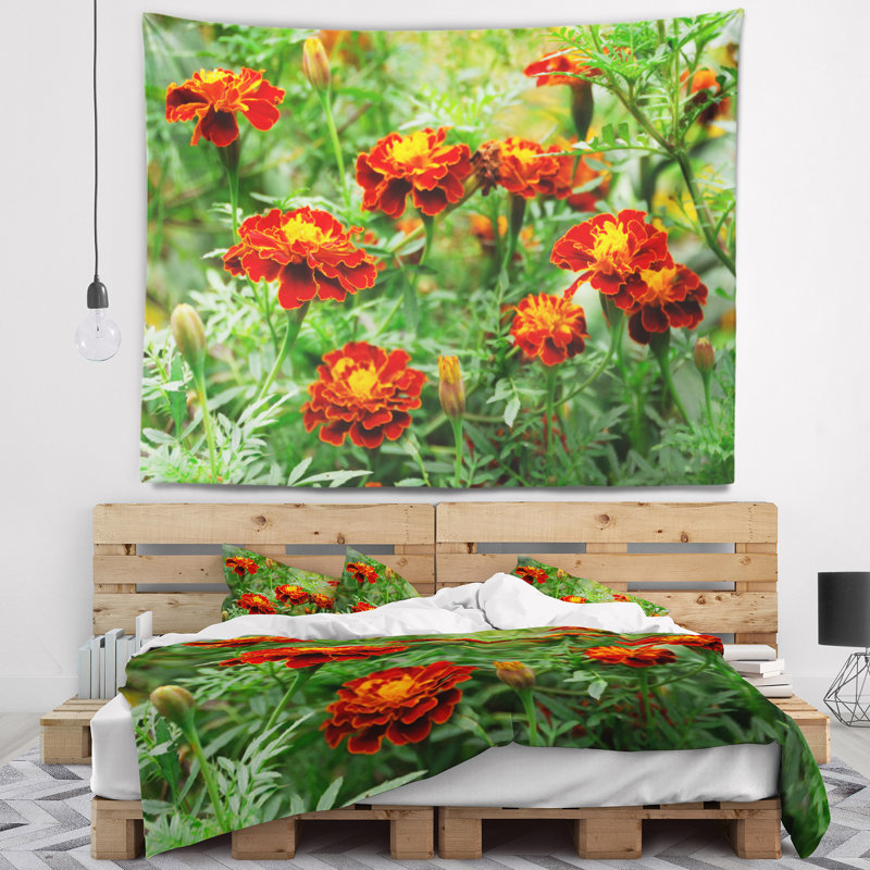 Tapisserie à fleurs marigold rouge floral, H 32 po x l 39 po