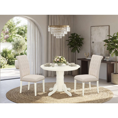 L'ensemble de table de salle à manger 3 pièces comprend une table de cuisine ronde avec piédestal et 2 chaises de salle à manger Parson en tissu beige clair, 42 po x 42 po, lin blanc