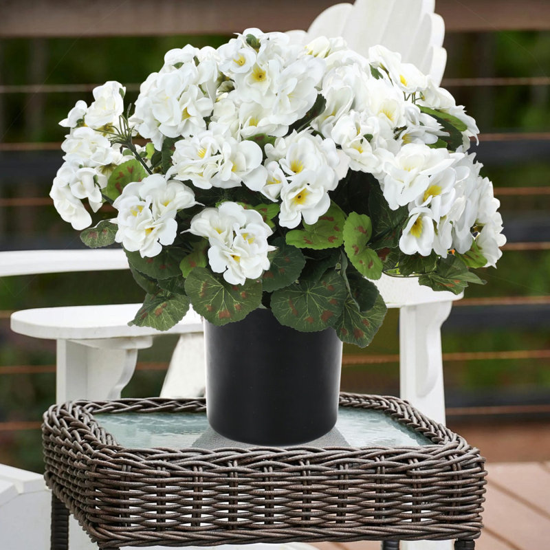 Geranium artificiel, fleurs en soie réalistes avec des feuilles vertes vibrantes, fausses fleurs de géraniums, Blanc