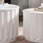 Ensemble de tables basses rondes festonnées blanches-446974062