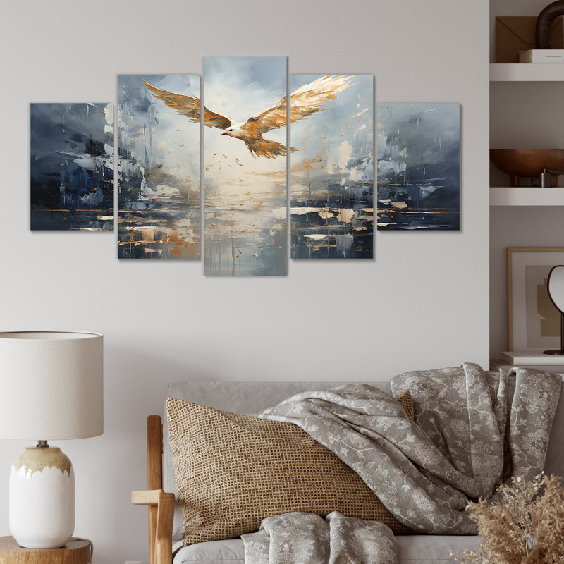 Or doré, vol d'oiseau au-dessus de l'océan I - oiseau multicolore, décoration murale