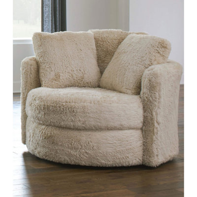 Fauteuil d'appoint contemporain crème/beige avec accoudoirs droits, revêtement en chenille, structure en bois massif, dossier à coussins amovibles, coussins inclus, 124 cm de large, 97 cm de haut, pièce principale du salon, 1 pièce avec revêtement, dossier et