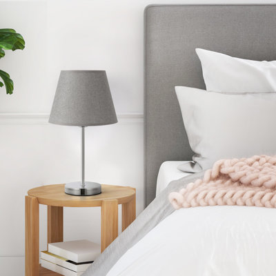 Lampe de table moderne avec base chromée et abat-jour gris clair