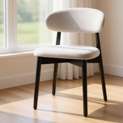 Ensemble de quatre chaises de salle à manger rembourrées en lin beige avec pieds en bois massif noir pour le salon de la cuisine