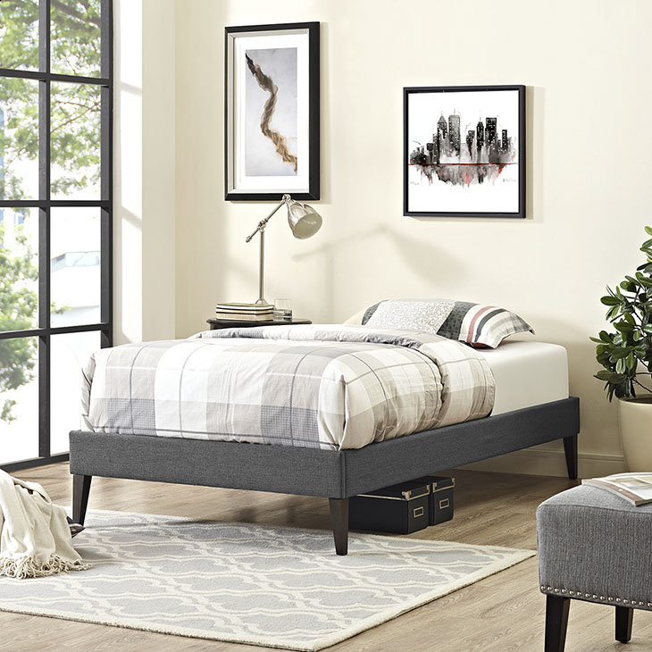 Lit en tissu de polyester et bois avec pieds fuselés carrés Sharon, Gris, Grand