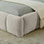 Structure de lit très grand avec revêtement en chenille épaisse beige, tête de lit, lit plateforme, sans sommier, sommeil confortable, design contemporain