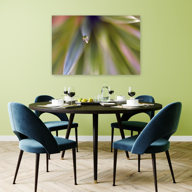 Affiche murale abstraite contemporaine et détaillée représentant un insecte vert, une plante au style naturel vibrant.