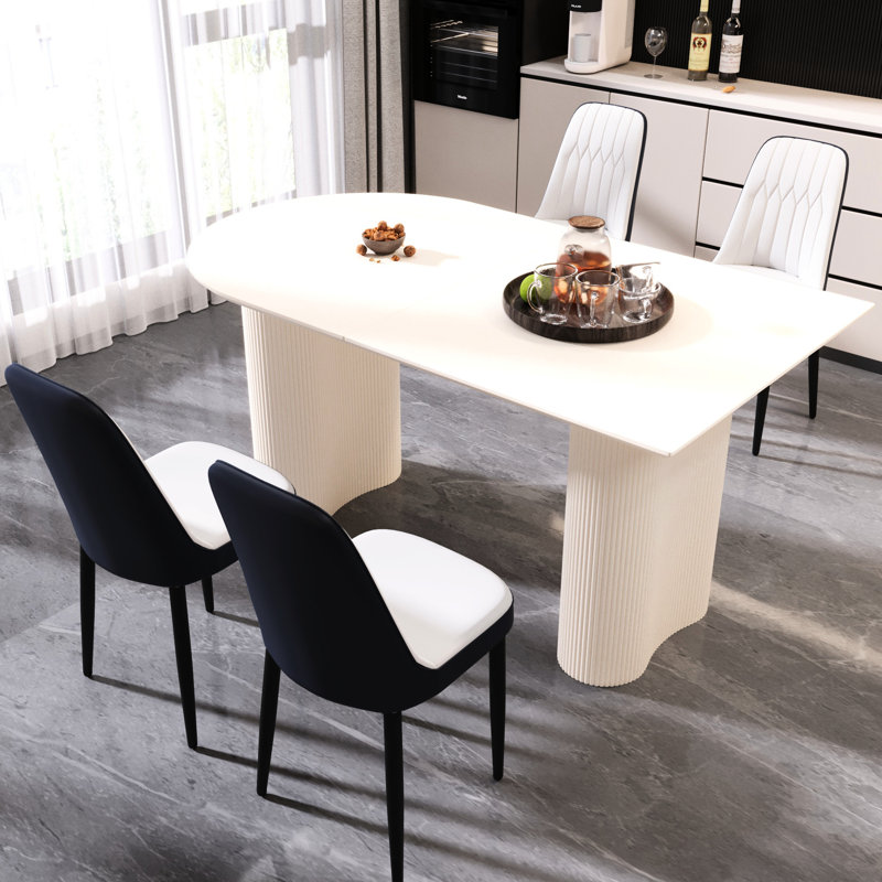Table de salle à manger de 63 po de style crème avec 4 chaises en polyuréthane rembourrées en éponge haute densité, convenant à divers décors modernes et à la teinture ergonomique multifonctionnelle facile à entretenir