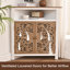 Armoire de coin de ferme à 2 portes Folger avec détails sculptés à la main, tablette de rangement, blanc rustique et bois naturel