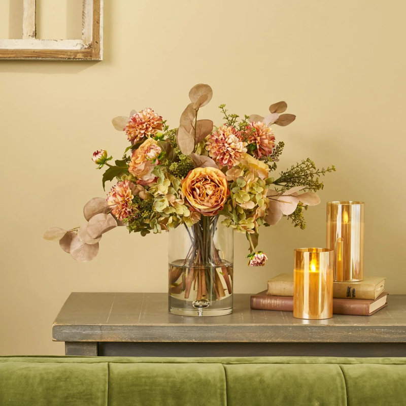 Arrangement floral illusion d'eau d'hortensia, de rose et de dahlia, Eucalyptus brun