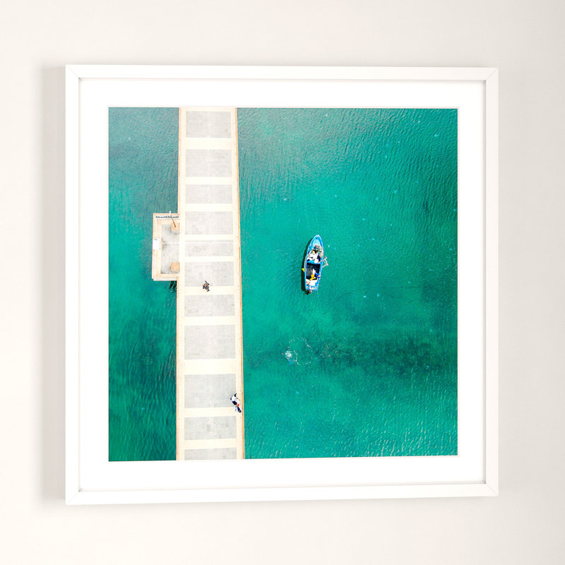 «Blue Boat Floats», reproduction de photo sur papier encadrée, H 32 po x l 32 po