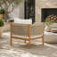 Fauteuil club d'extérieur avec structure en bois d'acacia d'aspect teck, panneaux de corde beige et coussins crème