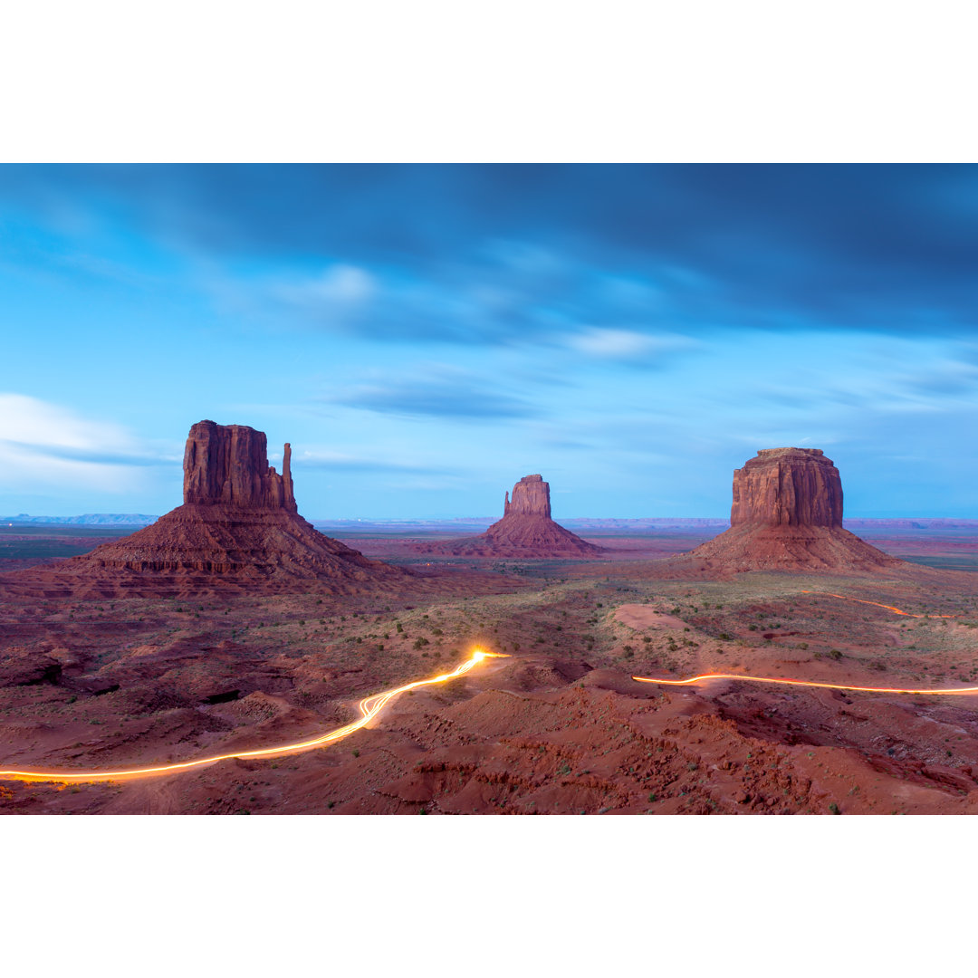 Monument Valley in der Abenddämmerung von ChrisHepburn - Leinwand Kunstdrucke