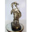 Statue de cheval buffle en bronze Nifao Jumbo - réplique de la sculpture emblématique de Frederic Remington - cavalier amérindien avec bison chargé - finition patine argentée - moulage à la cire perdue fabriqué à la main 22 po x 12 po x H 32 po