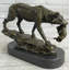 Figurine abobaker portant un louveteau