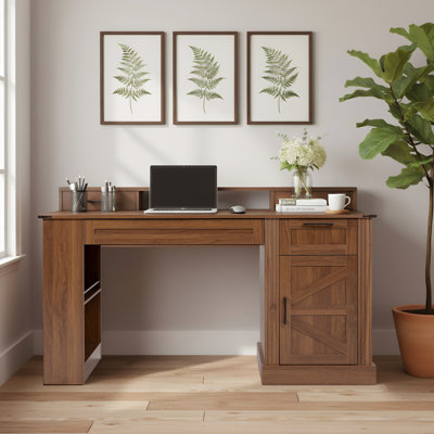 Bureau d'ordinateur de 55 po en noyer foncé avec station de charge intégrée, porte de grange, support pour écran ergonomique et plateau d'étude à clavier, salon