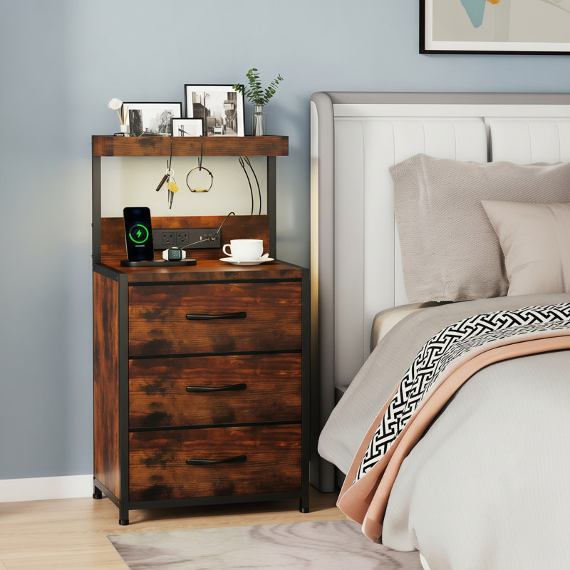 Ensemble de table de chevet double rétro brun, avec lumière DEL + station de charge de type C + trois tiroirs + crochets, grand style pour chambre à coucher / dortoir.