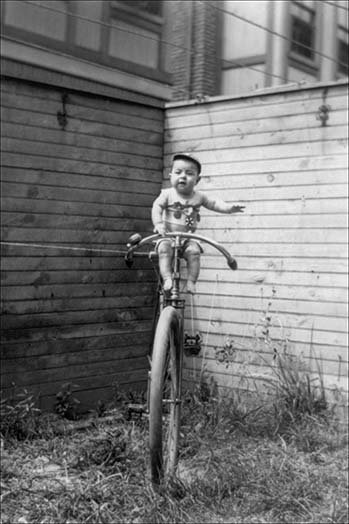 Baby on unicycle-reproduction de photo, H 42 po x l 28 po x p 1,5 po