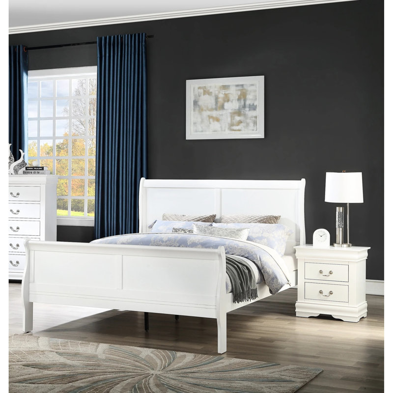 Grand lit blanc en bois massif avec pieds de support pour un style charmant