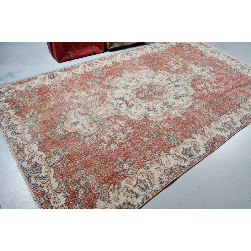 Authentique tapis turc fait à la main avec un look rétro dans une teinte rouge riche, idéal pour ajouter une touche d'élégance à n'importe quelle pièce ou zone