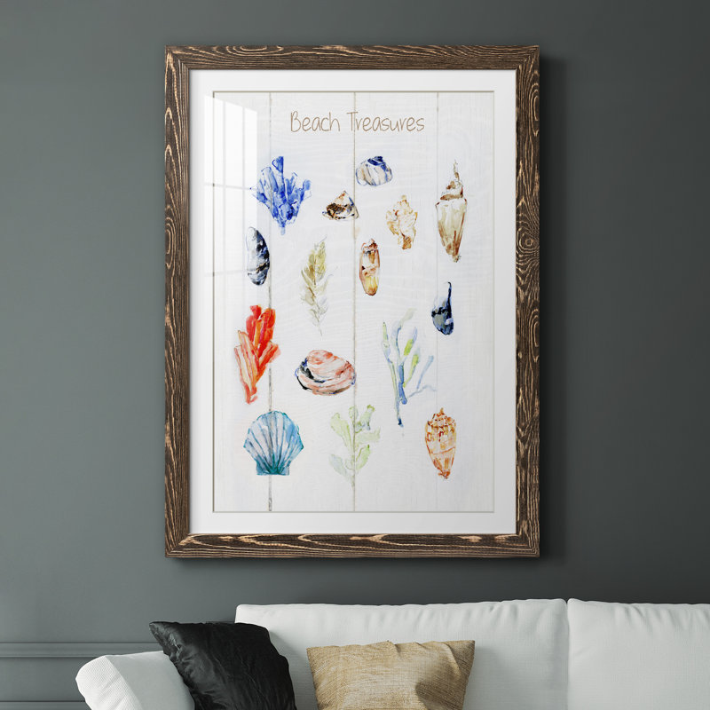 Beach Treasures - Imprimé, Papier, cadre noyer, H 37,5 po x l 27,5 po x P 1,5 po