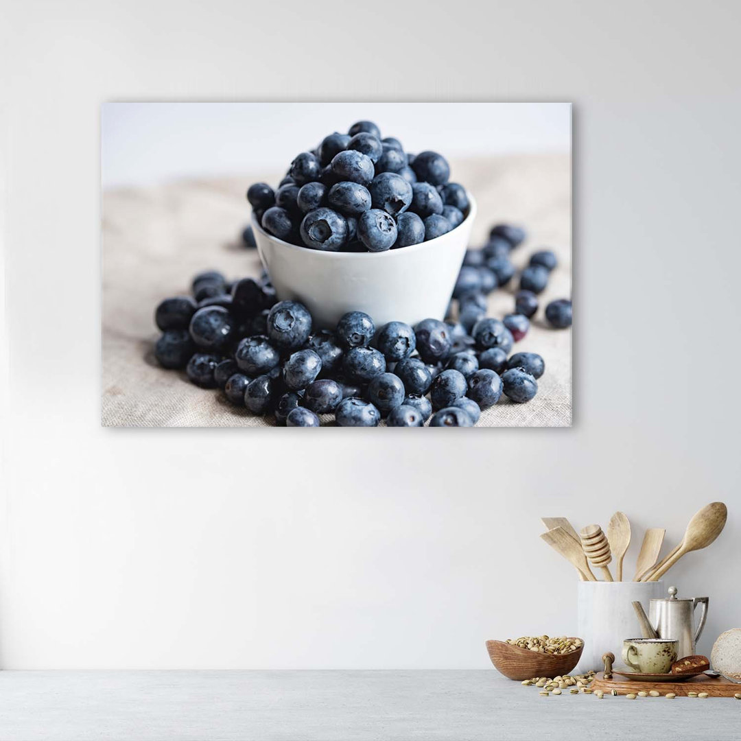 Leinwandbild Berries in a bowl