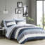 Édredon simple à rayures bleu / gris. Feuille imprimée en microfibre. Rempli. Édredon, taies décoratives, drap plat, taies d'oreiller ajustées. Convient aux matelas jusqu'à 12 po. Lavable. Literie bleue / grise avec édredon.-122455620-122455621