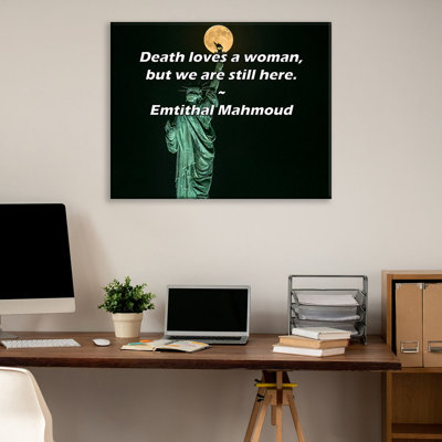 Citation artistique «La mort aime une femme, mais nous sommes toujours là». Toile tendue par Emtithal Mahmoud