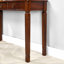 Console traditionnelle en bois, table d'entrée de 120 cm de long avec 3 tiroirs de rangement, plateau en placage à chevrons et pieds cannelés, table d'appoint en noyer pour couloir ou salon