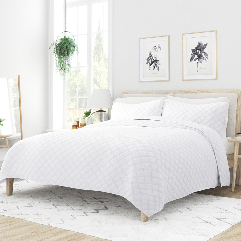 White Full Microfiber Reversible Quilt Set with Shams