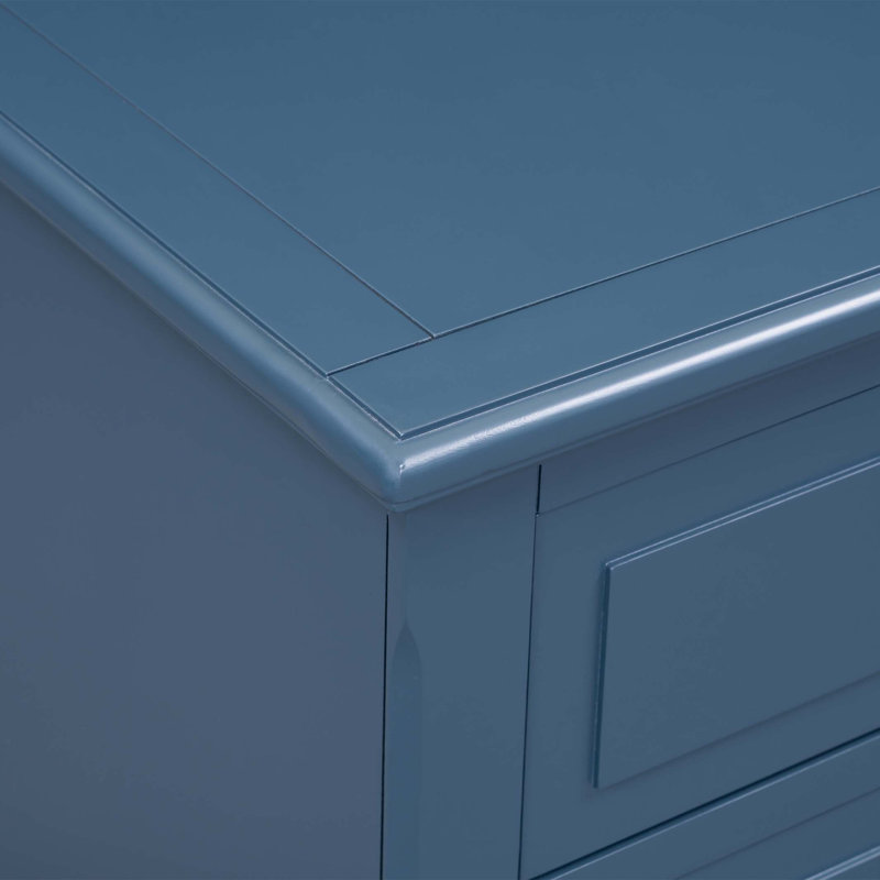 Adoptez une organisation sophistiquée avec une armoire de chevet dotée de trois tiroirs robustes, offrant suffisamment d'espace pour ranger des objets personnels et simplifier votre routine quotidienne.