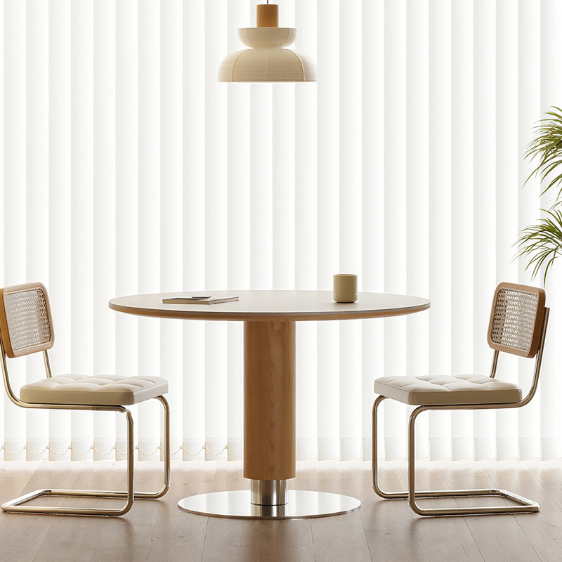 47,24 po Une petite table de conférence ronde peut accueillir huit personnes., 29.53" H x 47.24" W x 47.24" D