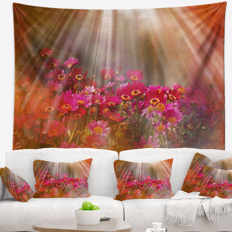 Tapisserie soleil levant sur petites fleurs rouges, H 78 po x l 92 po