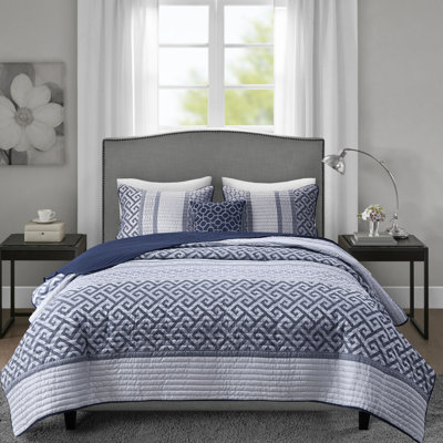 4 pièces de courtepointe marine pour la chambre à coucher. Literie de luxe avec motifs géométriques. Rembourrage. Lavable à la machine et facile à entretenir. Relaxant. Comprend 1 courtepointe, 2 taies décoratives et un coussin décoratif.
