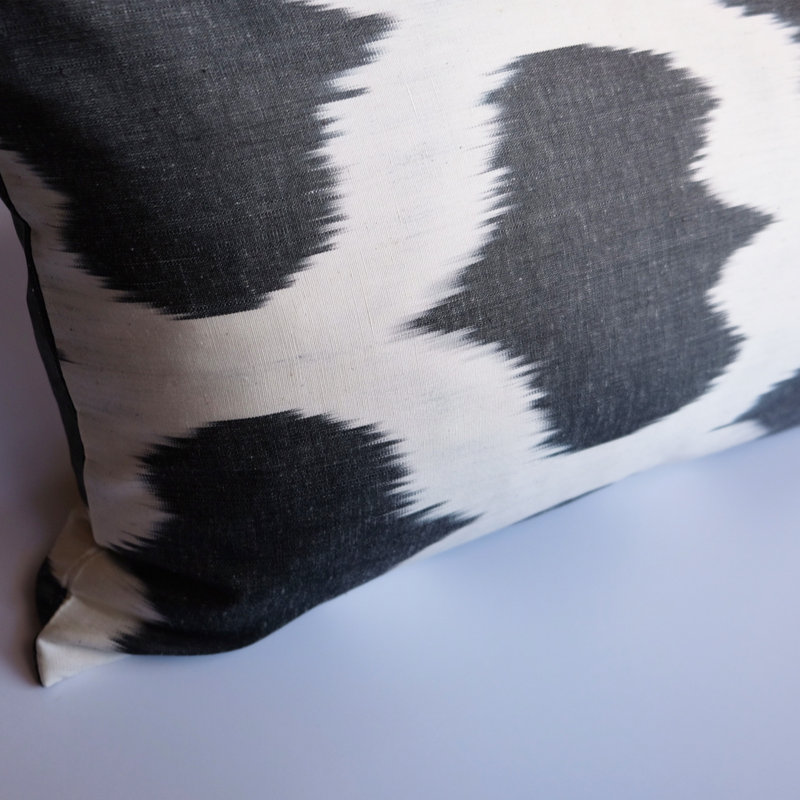 Housse de coussin lombaire Buk Silk Feathers Ikat